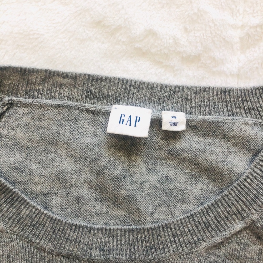 GAP Fine Merino Cold Shoulder Sweater - Picture 4 of 4